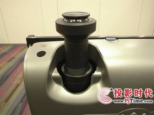 應用奧林巴斯軸對稱自由曲面鏡頭的投影機