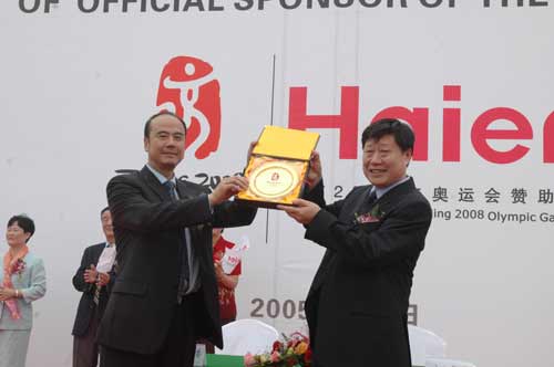 ڱ2008W\(yn)ɫ̺ٝsxʽϣWMί(zh)иϯcF(tun)CEOٛͼo(j)Ʒ