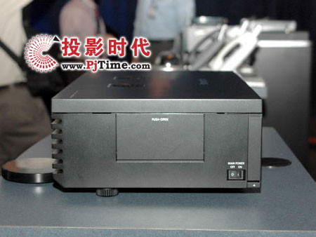松下PT-AE3000投影機側(cè)面