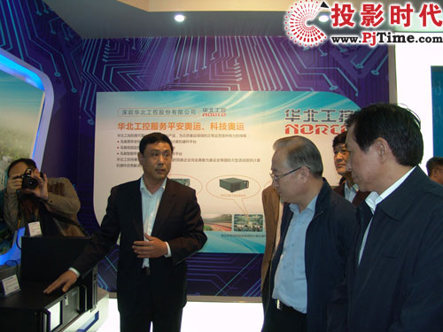 華北工控副總經理謝志浩為調研組講解公司最新產品