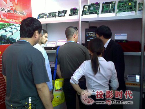 華北工控展位的觀眾絡(luò)繹不絕