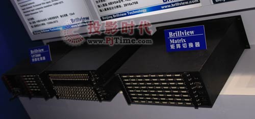 VP2000拼接墻控制器(左)和矩陣切換器(右)