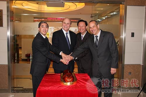 全球及亞洲區(qū)高層共同主持切乳豬儀式
