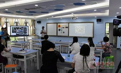 張偉春調研員正在組織老師們進行網絡互動教研評課