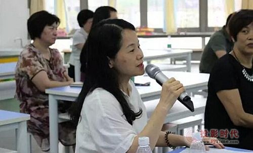 廣州體育東路小學特級教師游彩云副校長在為兩位老師的課堂點評
